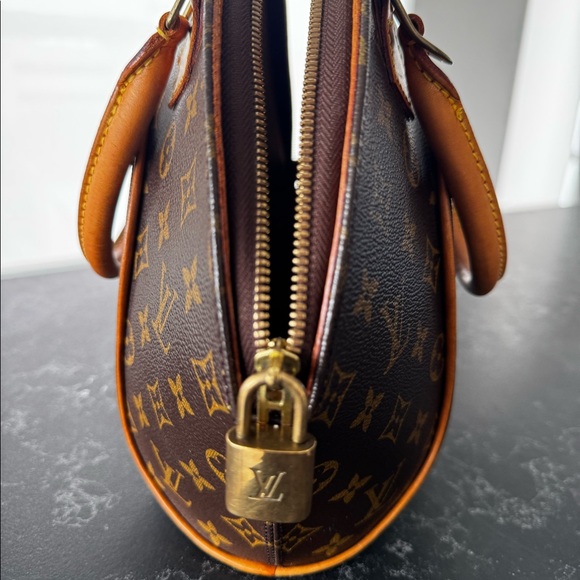 Authentic Louis Vuitton Ellipse MM Monogram Bag - Picture 11 of 14
